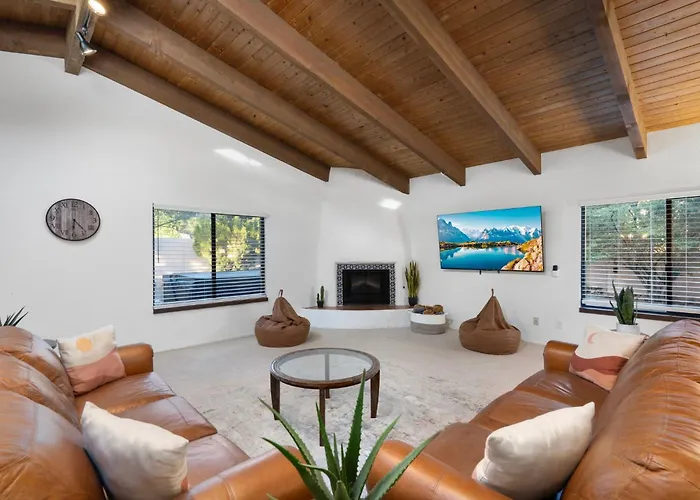 Holiday home Close To Trails With Hot Tub Putting Fire Pit