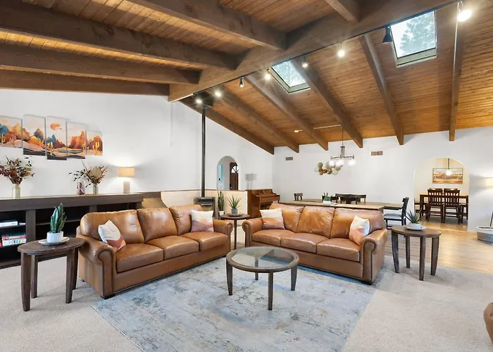Holiday home Close To Trails With Hot Tub Putting Fire Pit *