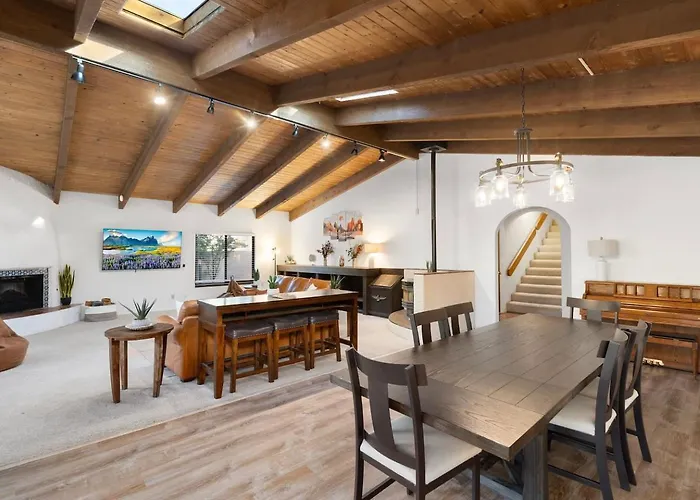 Close To Trails With Hot Tub Putting Fire Pit Holiday home