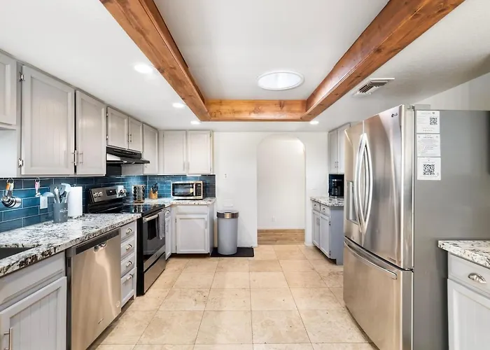 Close To Trails With Hot Tub Putting Fire Pit Holiday home