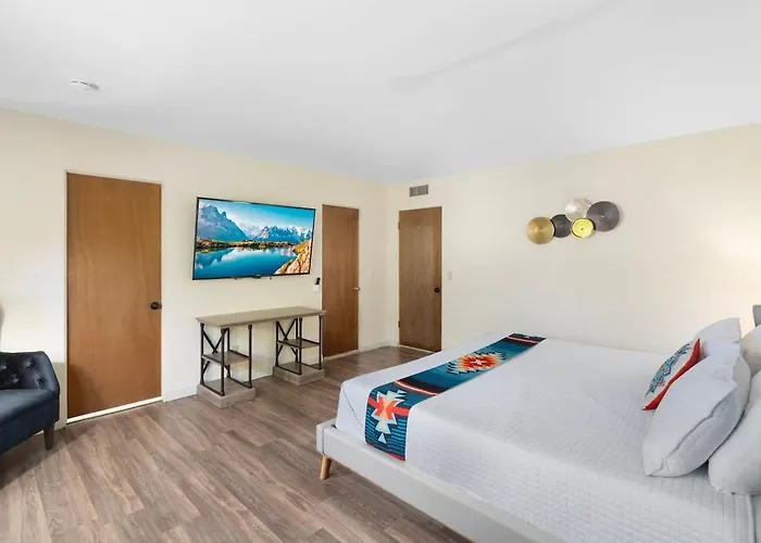 Close To Trails With Hot Tub Putting Fire Pit Holiday home