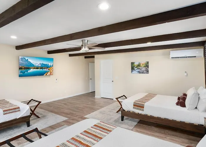 Close To Trails With Hot Tub Putting Fire Pit Holiday home