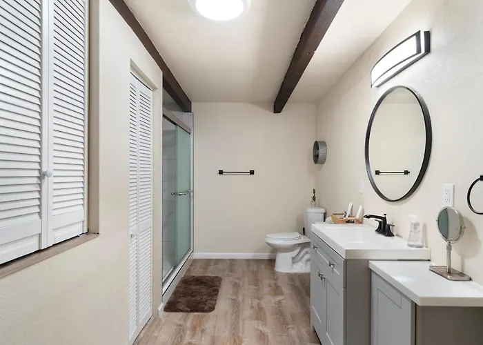 Close To Trails With Hot Tub Putting Fire Pit Holiday home